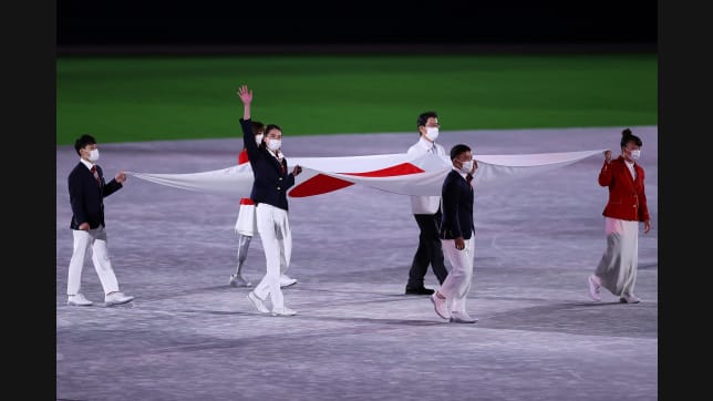 TOKYO, JAPAN - AUGUST 08: Judoka Takato Naohisa, Swimmer Ohashi Yui, Artistic Gymnast Kitazono Takeru, Breakdancer Kawai Ramu, Model Amane and Deputy chief medical officer Yokota Hiroyoki carry the Japanese national flag during the Closing Ceremony of the Tokyo 2020 Olympic Games at Olympic Stadium on August 08, 2021 in Tokyo, Japan. (Photo by David Ramos/Getty Images)