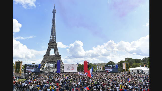 PARIS, FRANCE - AUGUST 08: A general view of the crowd in front of the Eiffel Tower during the Olympic Games handover ceremony on August 08, 2021 in Paris, France. On August 8, during the closing ceremony of the Tokyo Olympics, Anne Hidalgo, mayor of Paris, will officially receive the Olympic flag for the handover ceremony to mark Paris 2024 Olympic Games (July 26-August 11) and Paralympics (August 28-September 8). (Photo by Aurelien Meunier/Getty Images)