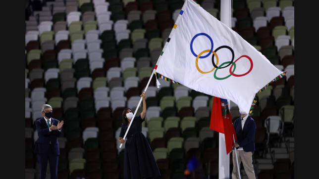 TOKYO, JAPAN - AUGUST 08: Mayor of Paris, Anne Hidalgo receives the olympic flag from President of the International Olympic Committee, Thomas Bach during the Closing Ceremony of the Tokyo 2020 Olympic Games at Olympic Stadium on August 08, 2021 in Tokyo, Japan. (Photo by Dan Mullan/Getty Images)