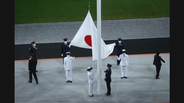 TOKYO, JAPAN - AUGUST 08: The national flag of Japan is raised  during the Closing Ceremony of the Tokyo 2020 Olympic Games at Olympic Stadium on August 08, 2021 in Tokyo, Japan. (Photo by Alexander Hassenstein/Getty Images)