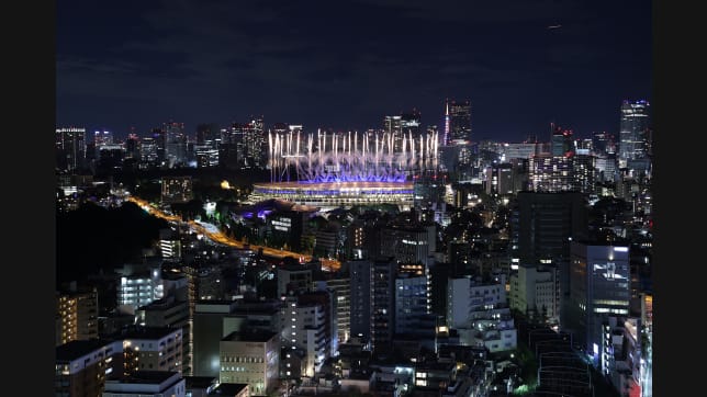 Los fuegos artificiales durante la Ceremonia de Clausura de los Juegos Olímpicos de Tokio 2020. (Imagen por Toru Hanai/Getty Images)