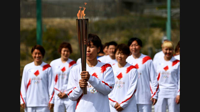 Las 'Nadeshiko' portando la antorcha en el Relevo de la Antorcha Olímpica de Tokio 2020 en Fukushima.