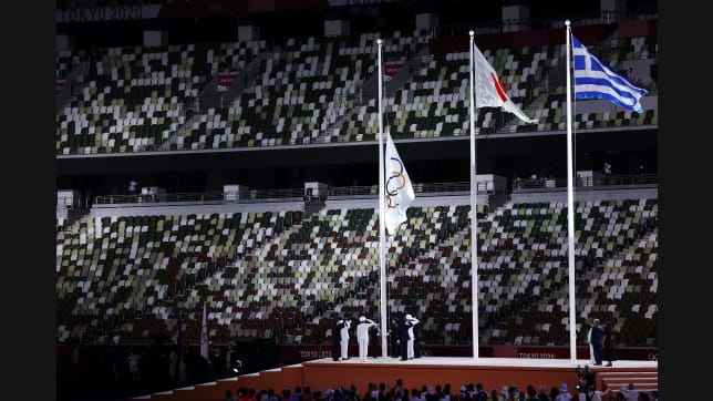 TOKYO, JAPAN - AUGUST 08: The olympic flag is lowered during the Closing Ceremony of the Tokyo 2020 Olympic Games at Olympic Stadium on August 08, 2021 in Tokyo, Japan. (Photo by David Ramos/Getty Images)