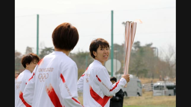 La exjugadora de fútbol Azusa Iwashimizu fue la primera portadora en el Relevo de la Antorcha de Tokio 2020.