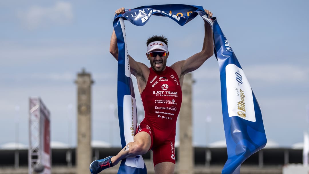 BERLÍN, ALEMANIA - 4 DE AGOSTO: Richard Murray, Sudáfrica, celebra después de ganar durante un Campeonato Nacional Alemán de Triatlón el 4 de agosto de 2019 en Berlín, Alemania.  (Foto de Maja Hitij / Bongarts / Getty Images)