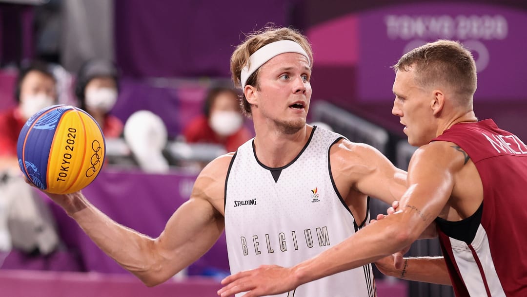 TOKIO, JAPÓN - 28 DE JULIO: Thibaut Vervoort del equipo Bélgica pasa en la competencia de baloncesto 3x3 el día cinco de los Juegos Olímpicos de Tokio 2020 en el Aomi Urban Sports Park el 28 de julio de 2021 en Tokio, Japón.  (Foto de Christian Petersen / Getty Images)