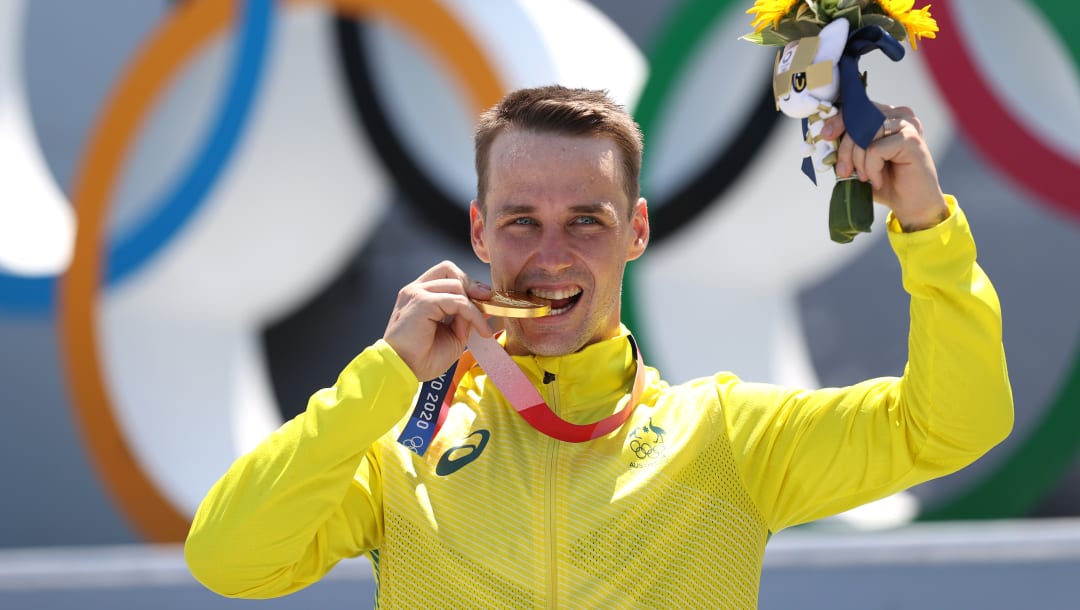 TOKIO, JAPÓN - 1 DE AGOSTO: El medallista de oro Logan Martin del equipo de Australia posa para una foto en el podio después de la final de Men's Park del BMX Freestyle en el día nueve de los Juegos Olímpicos de Tokio 2020 en Ariake Urban Sports Park el 1 de agosto de 2021 en Tokio , Japón.  (Foto de Ezra Shaw / Getty Images)