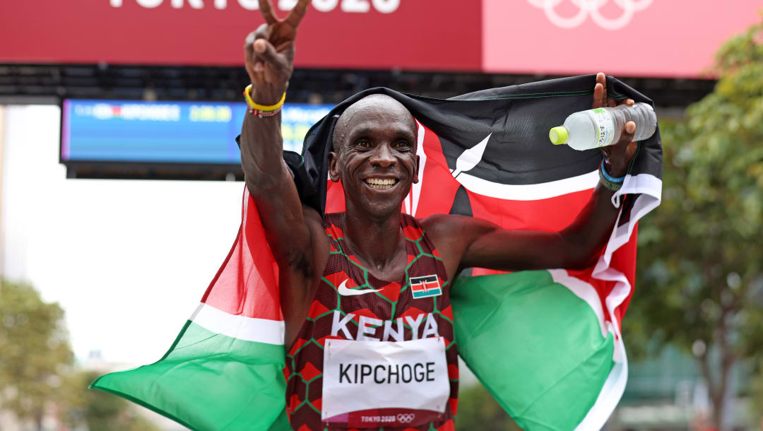 SAPPORO, JAPÓN - 8 DE AGOSTO: Eliud Kipchoge del Equipo Kenia celebra después de ganar la medalla de oro en la final del maratón masculino el día dieciséis de los Juegos Olímpicos de Tokio 2020 en Sapporo Odori Park el 8 de agosto de 2021 en Sapporo, Japón.  (Foto de Lintao Zhang / Getty Images)