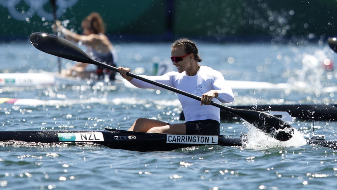 TOKIO, JAPÓN - 3 DE AGOSTO: Lisa Carrington del equipo de Nueva Zelanda compite durante la Final A de kayak individual femenino de 200 m en el día once de los Juegos Olímpicos de Tokio 2020 en Sea Forest Waterway el 3 de agosto de 2021 en Tokio, Japón.  (Foto de Adam Pretty / Getty Images)