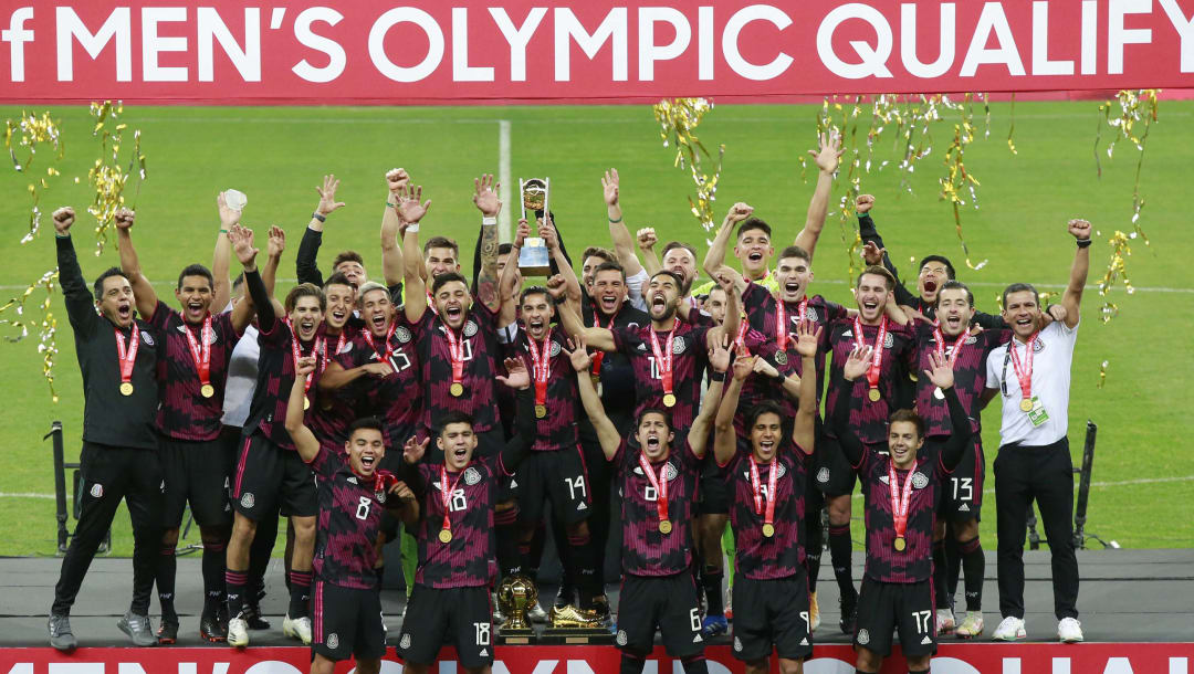 Jugadores de México levantan el trofeo tras ganar el Preolímpico de la Concacaf, celebrado en Guadalajara. (Imagen por Refugio Ruiz/Getty Images)