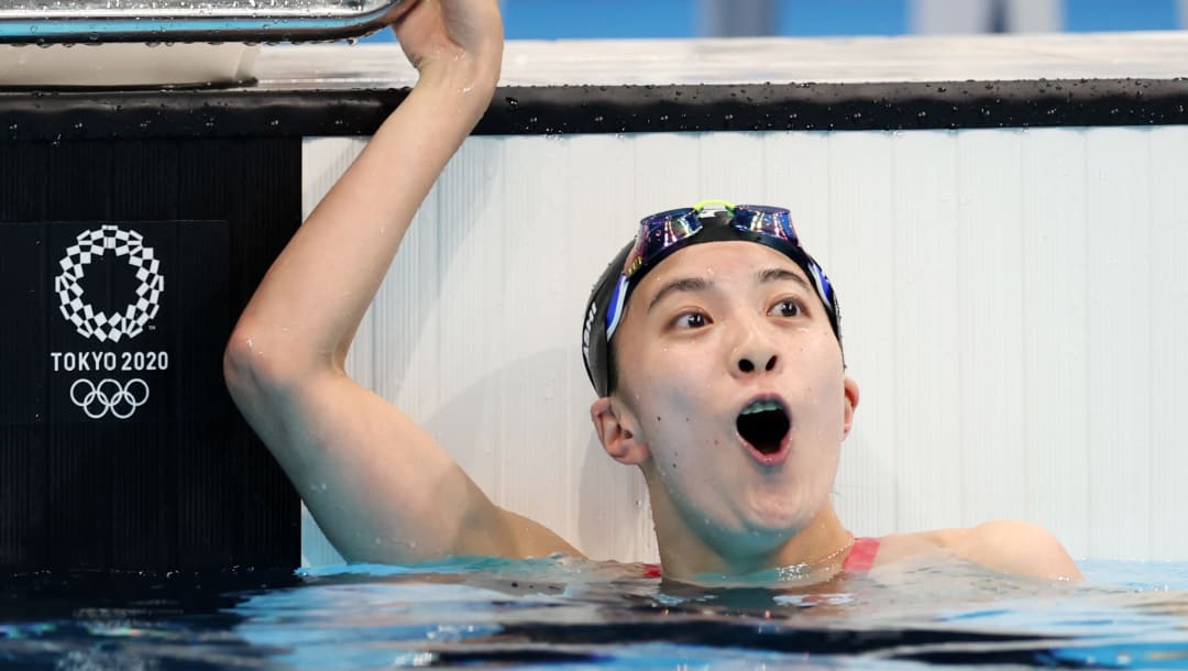 TOKIO, JAPÓN - 28 DE JULIO: Yui Ohashi del equipo de Japón celebra después de ganar la final femenina de 200 metros combinados individuales en el quinto día de los Juegos Olímpicos de Tokio 2020 en el Centro Acuático de Tokio el 28 de julio de 2021 en Tokio, Japón.  (Foto de Tom Pennington / Getty Images)