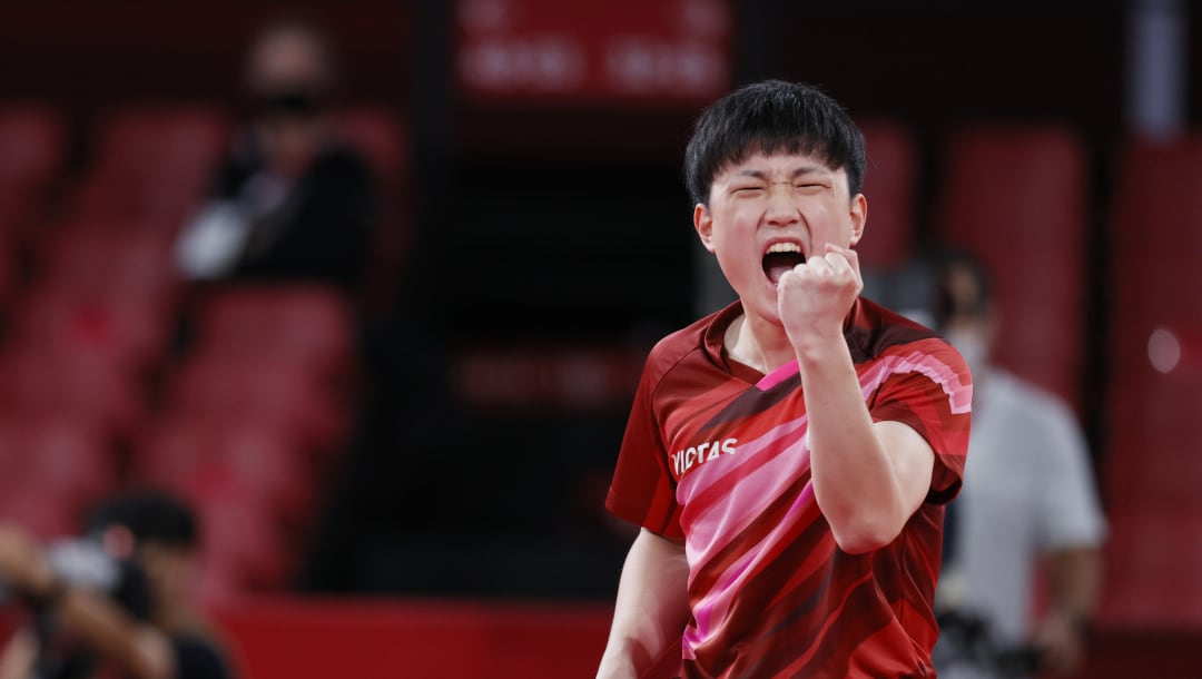 TOKIO, JAPÓN - 3 DE AGOSTO: Harimoto Tomokazu del equipo de Japón reacciona durante su partido de tenis de mesa de cuartos de final del equipo masculino en el día once de los Juegos Olímpicos de Tokio 2020 en el Gimnasio Metropolitano de Tokio el 3 de agosto de 2021 en Tokio, Japón.  (Foto de Steph Chambers / Getty Images)