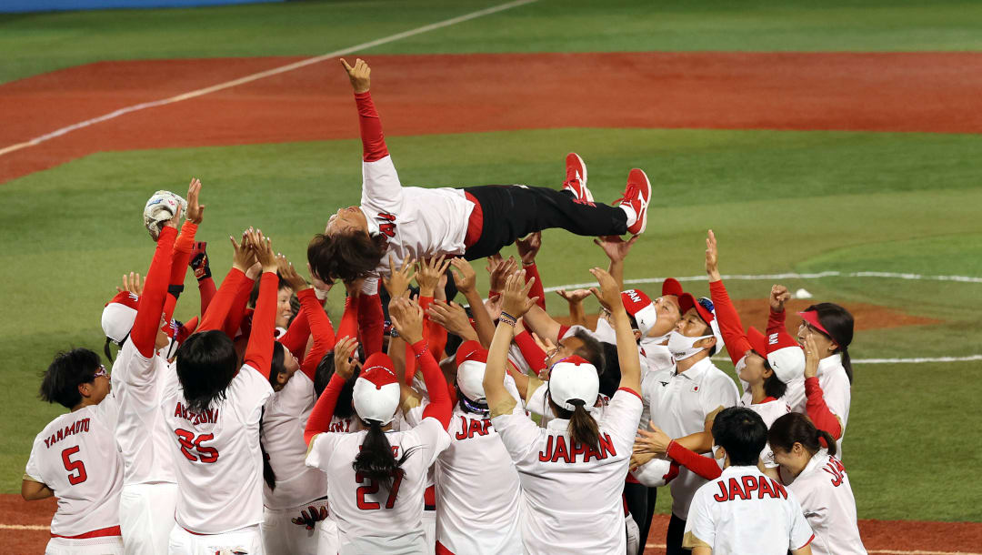 YOKOHAMA, JAPÓN - 27 DE JULIO: La Gerente Reika Utsugi del Equipo de Japón es lanzada al aire por su equipo después de derrotar al Equipo de Estados Unidos 2-0 en el Juego por la Medalla de Oro de Softbol entre el Equipo de Japón y el Equipo de Estados Unidos en el cuarto día de los Juegos Olímpicos de Tokio 2020. Juegos en el estadio de béisbol de Yokohama el 27 de julio de 2021 en Yokohama, Kanagawa, Japón.  (Foto de Yuichi Masuda / Getty Images)