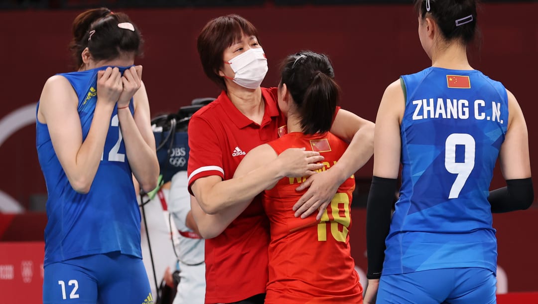 TOKIO, JAPÓN - 02 DE AGOSTO: Lang Ping del Equipo de China abraza a Mengjie Wang # 18 después de derrotar al Equipo de Argentina durante el Preliminar de Mujeres - Voleibol de Grupo B en el día diez de los Juegos Olímpicos de Tokio 2020 en Ariake Arena el 02 de agosto de 2021 en Tokio, Japón .  (Foto de Toru Hanai / Getty Images)