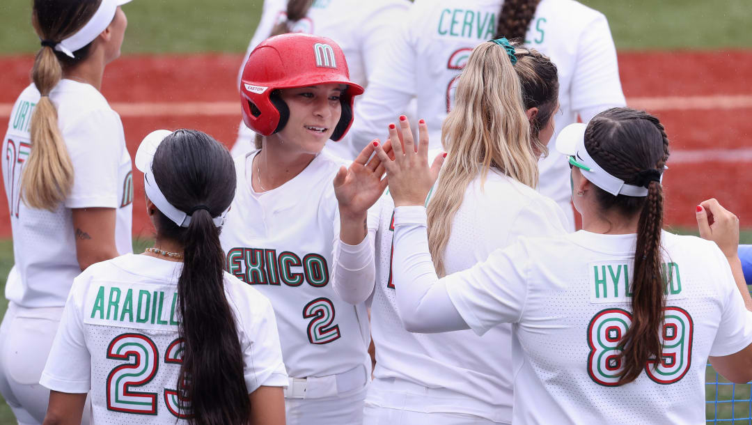 YOKOHAMA, JAPÓN - 27 DE JULIO: Sydney Romero Gibson # 2 del Equipo México choca los cinco con un compañero de equipo después de anotar en la quinta entrada durante el juego de sóftbol por la medalla de bronce femenina entre el Equipo de México y el Equipo de Canadá en el cuarto día de los Juegos Olímpicos de Tokio 2020 en Yokohama Baseball Estadio el 27 de julio de 2021 en Yokohama, Kanagawa, Japón.  (Foto de Koji Watanabe / Getty Images)