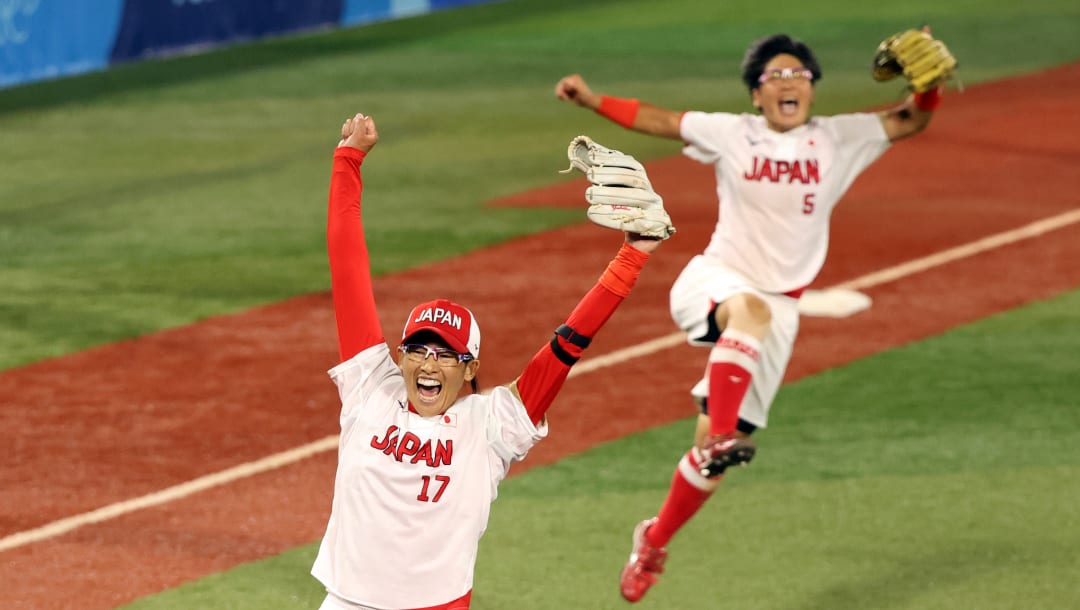 YOKOHAMA, JAPÓN - 27 DE JULIO: Yukiko Ueno # 17 del Equipo de Japón reacciona al out final para derrotar al Equipo de Estados Unidos 2-0 en el Juego por la Medalla de Oro de Softbol entre el Equipo de Japón y el Equipo de Estados Unidos en el cuarto día de los Juegos Olímpicos de Tokio 2020 en Estadio de béisbol de Yokohama el 27 de julio de 2021 en Yokohama, Kanagawa, Japón.  (Foto de Yuichi Masuda / Getty Images)