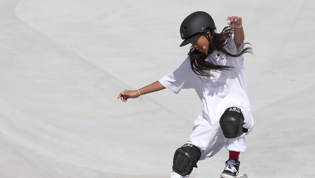 TOKIO, JAPÓN - 4 DE AGOSTO: Kokona Hiraki del Team Japan compite durante el Heat Preliminary 2 del Women's Skateboarding Park en el día doce de los Juegos Olímpicos de Tokio 2020 en el Ariake Urban Sports Park el 4 de agosto de 2021 en Tokio, Japón.  (Foto de Jamie Squire / Getty Images)