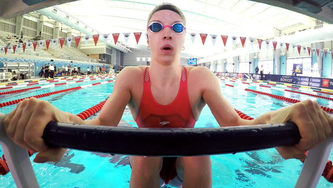 SAN ANTONIO, TEXAS - 16 DE ENERO: Regan Smith espera en el bloque de salida antes de competir en las eliminatorias femeninas de 100 metros espalda en el tercer día de la TYR Pro Swim Series en San Antonio el 16 de enero de 2021 en San Antonio, Texas.  (Foto de Maddie Meyer / Getty Images)