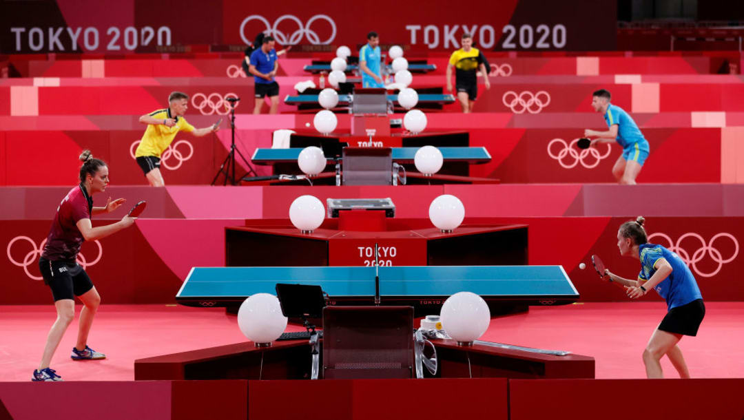 Plano general del Gimnasio Metropolitano de Tokio durante los entrenamientos de los atletas de tenis de mesa (Imagen por Steph Chambers/Getty Images)