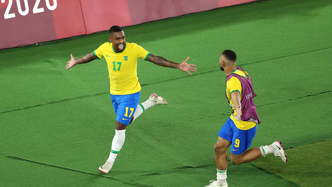 YOKOHAMA, JAPÓN - 7 DE AGOSTO: Malcom # 17 del equipo de Brasil celebra después de anotar el segundo gol de su equipo durante el partido por la medalla de oro masculina entre Brasil y España en el día quince de los Juegos Olímpicos de Tokio 2020 en el Estadio Internacional de Yokohama el 7 de agosto de 2021 en Yokohama , Kanagawa, Japón.  (Foto de Clive Mason / Getty Images)