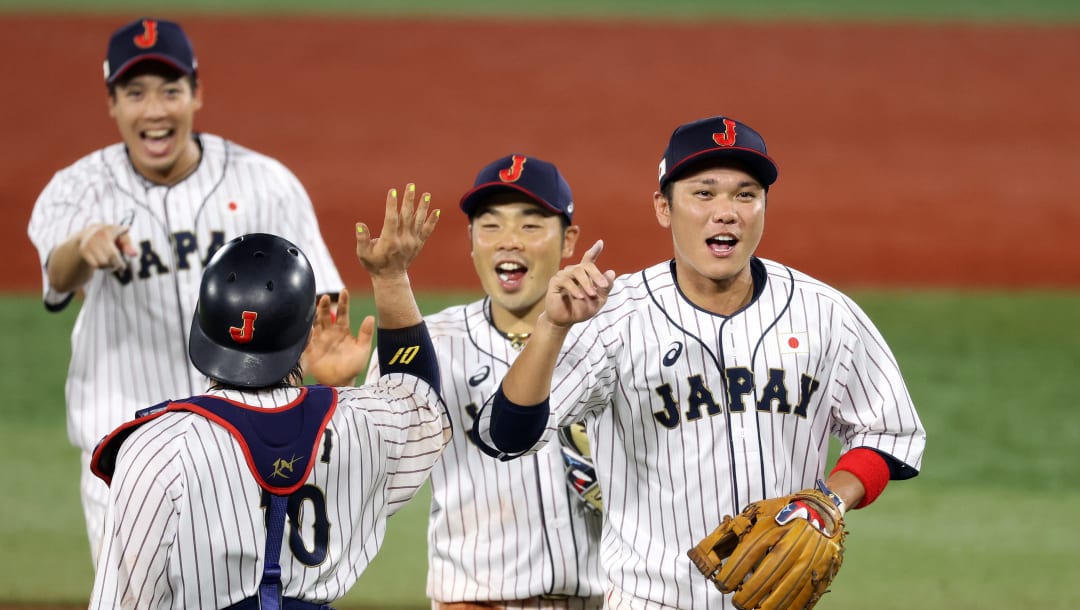 YOKOHAMA, JAPÓN - 4 DE AGOSTO: Hayato Sakamoto # 6 del equipo de Japón celebra con sus compañeros de equipo después de derrotar al equipo de la República de Corea 5-2 durante las semifinales de béisbol masculino el día doce de los Juegos Olímpicos de Tokio 2020 en el estadio de béisbol de Yokohama el 4 de agosto. 2021 en Yokohama, Japón.  (Foto de Koji Watanabe / Getty Images)