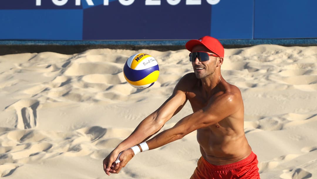 El español Pablo Herrera practica voleibol playa en el Parque Shiokaze tras llegar a Tokio (Imagen por Sean M. Haffey/Getty Images)