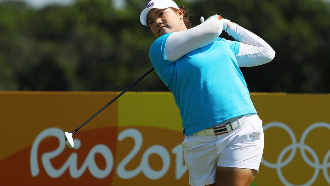 Ariya Jutanugarn de Tailandia juega su tiro desde el tercer tee durante la Primera Ronda de Golf Femenino en los Juegos Olímpicos de Río 2016 (Foto de Scott Halleran / Getty Images)