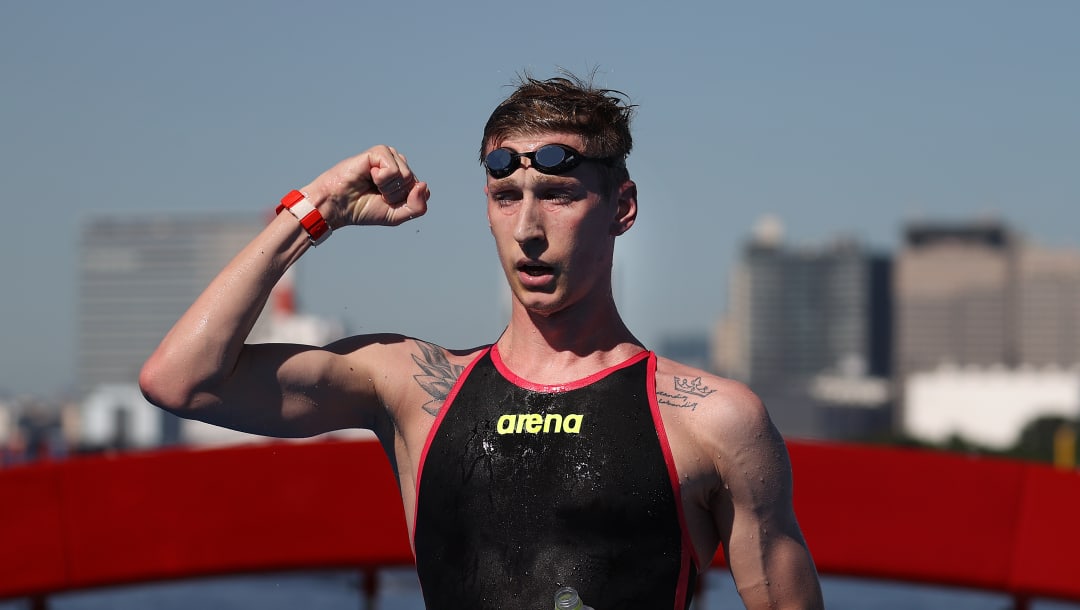 TOKIO, JAPÓN - 05 DE AGOSTO: Florian Wellbrock del equipo de Alemania reacciona después de ganar el oro en el maratón masculino de natación de 10 km en el día trece de los Juegos Olímpicos de Tokio 2020 en el Parque Marino de Odaiba el 05 de agosto de 2021 en Tokio, Japón.  (Foto de Al Bello / Getty Images)