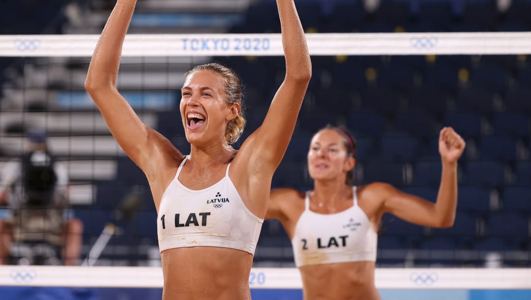 TOKIO, JAPÓN - 03 DE AGOSTO: Tina Graudina # 1 y Anastasija Kravcenoka # 2 del equipo Letonia reaccionan después de derrotar al equipo de Canadá durante los cuartos de final femeninos de voleibol de playa en el día once de los Juegos Olímpicos de Tokio 2020 en el Parque Shiokaze el 3 de agosto de 2021 en Tokio. Japón.  (Foto de Sean M. Haffey / Getty Images)