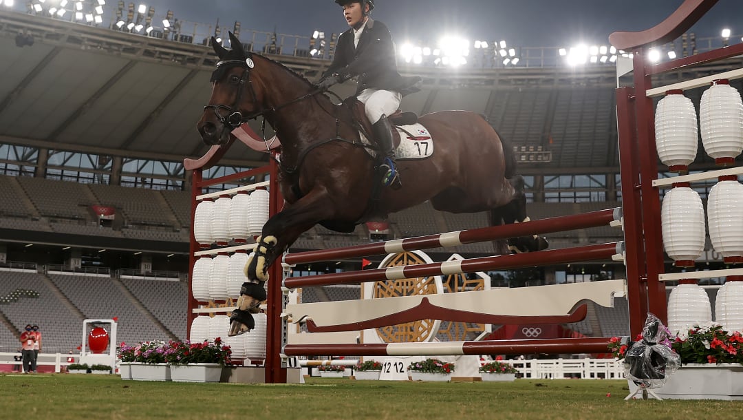 CHOFU, JAPÓN - 7 DE AGOSTO: Woongtae Jun, del equipo de la República de Corea, compite en el Salto del Pentatlón Moderno Masculino en el día quince de los Juegos Olímpicos de Tokio 2020 en el Estadio de Tokio el 7 de agosto de 2021 en Chofu, Japón.  (Foto de Dan Mullan / Getty Images)