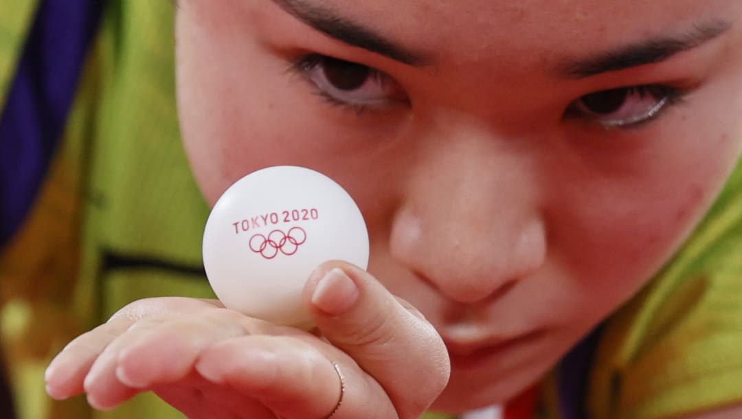 TOKIO, JAPÓN - 3 DE AGOSTO: Ito Mima del equipo de Japón sirve el balón durante su partido de tenis de mesa Semifinal del equipo femenino el día once de los Juegos Olímpicos de Tokio 2020 en el Gimnasio Metropolitano de Tokio el 3 de agosto de 2021 en Tokio, Japón.  (Foto de Steph Chambers / Getty Images)