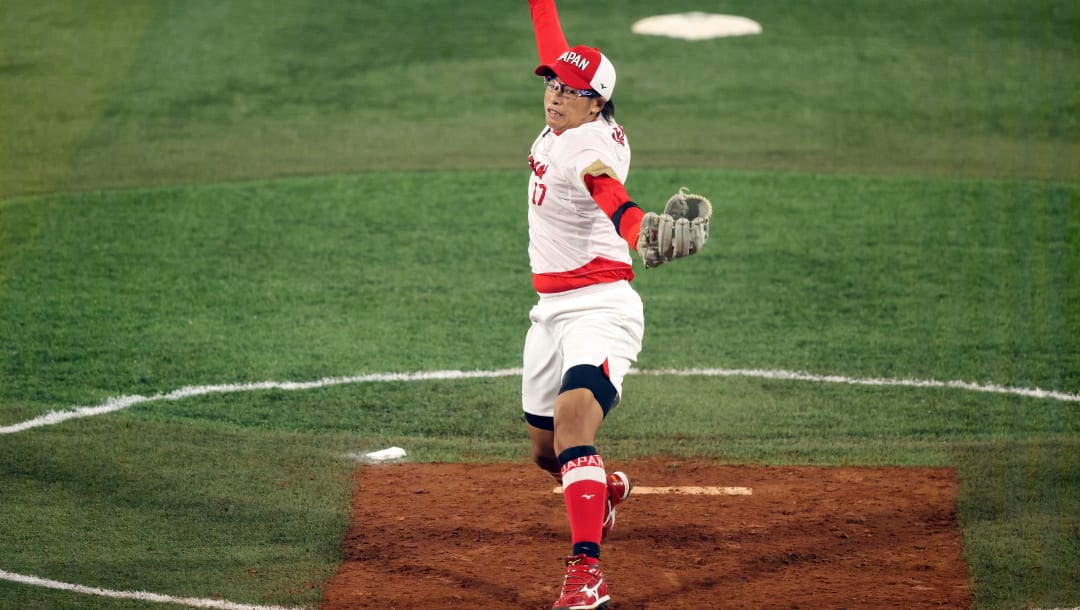 YOKOHAMA, JAPÓN - 27 DE JULIO: Yukiko Ueno # 17 del Equipo de Japón lanza en la tercera entrada contra el Equipo de Estados Unidos durante el Juego de la Medalla de Oro de Softbol entre el Equipo de Japón y el Equipo de Estados Unidos en el cuarto día de los Juegos Olímpicos de Tokio 2020 en el Estadio de Béisbol de Yokohama el 27 de julio de 2021 en Yokohama, Kanagawa, Japón.  (Foto de Yuichi Masuda / Getty Images)