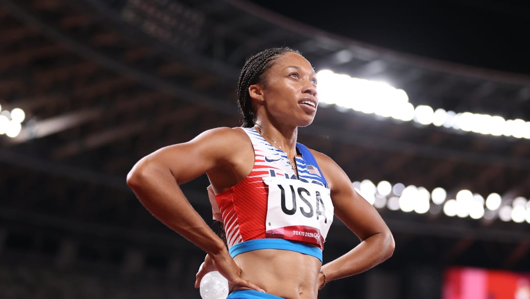 TOKIO, JAPÓN - 7 DE AGOSTO: Allyson Felix del equipo de Estados Unidos reacciona después de ganar la medalla de oro en la final de relevos de 4 x 400 m para mujeres el día quince de los Juegos Olímpicos de Tokio 2020 en el Estadio Olímpico el 7 de agosto de 2021 en Tokio, Japón.  (Foto de Patrick Smith / Getty Images)