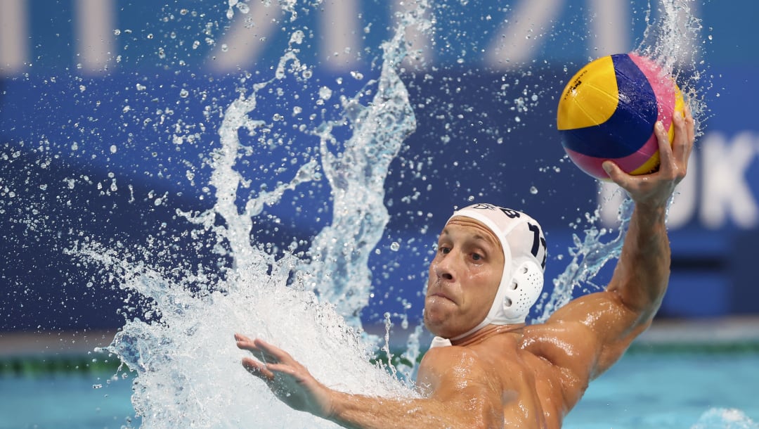 TOKIO, JAPÓN - 29 DE JULIO: Andrija Prlainovic del Equipo Serbia en ataque durante el partido del Grupo B de la Ronda Preliminar Masculina entre Serbia y Australia el día seis de los Juegos Olímpicos de Tokio 2020 en el Centro de Waterpolo Tatsumi el 29 de julio de 2021 en Tokio, Japón.  (Foto de Alexander Hassenstein / 2021 Getty Images)