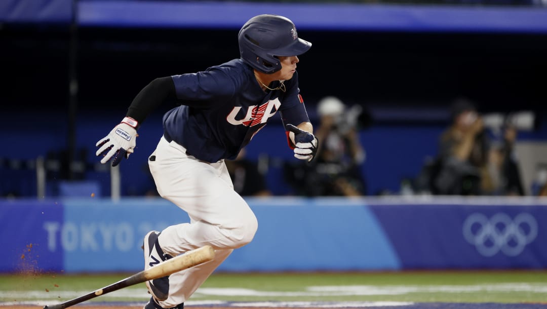 YOKOHAMA, JAPÓN - 7 DE AGOSTO: El jugador de cuadro Nick Allen # 10 del equipo de Estados Unidos golpea un doble en la séptima entrada durante el juego por la medalla de oro entre el equipo de Estados Unidos y el equipo de Japón en el día quince de los Juegos Olímpicos de Tokio 2020 en el estadio de béisbol de Yokohama en agosto 07, 2021 en Yokohama, Kanagawa, Japón.  (Foto de Steph Chambers / Getty Images)