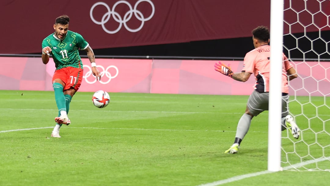 SAPPORO, JAPÓN - 28 DE JULIO: Alexis Vega # 11 del Equipo México anota el primer gol de su equipo durante el partido del Grupo A de la Primera Ronda Masculina entre Sudáfrica y México el día cinco de los Juegos Olímpicos de Tokio 2020 en Sapporo Dome el 28 de julio de 2021 en Sapporo, Hokkaido, Japón.  (Foto de Masashi Hara / Getty Images)