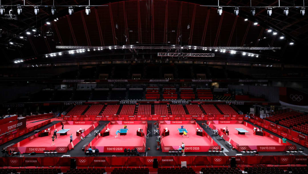 Plano general del Gimnasio Metropolitano de Tokio durante los entrenamientos de los atletas de tenis de mesa (Imagen por Steph Chambers/Getty Images)