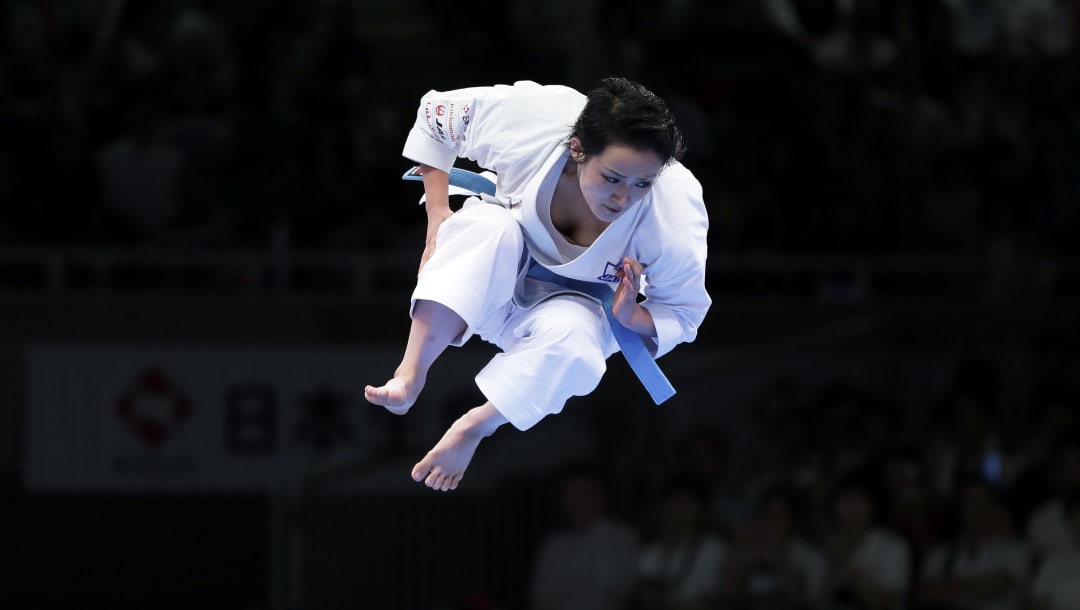 Shimizu Kiyou de Japón compite en la final individual en el tercer día de la Karate 1 Premier League en el Nippon Budokan.