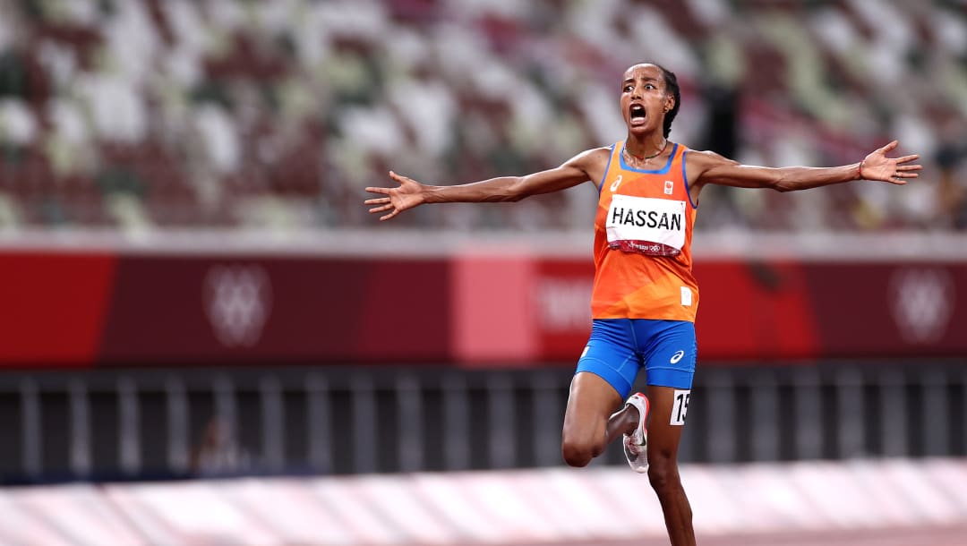 TOKIO, JAPÓN - 7 DE AGOSTO: Sifan Hassan del equipo de Holanda celebra cuando gana la medalla de oro en la final femenina de 10,000 m en el día quince de los Juegos Olímpicos de Tokio 2020 en el Estadio Olímpico el 7 de agosto de 2021 en Tokio, Japón.  (Foto de Ryan Pierse / Getty Images)