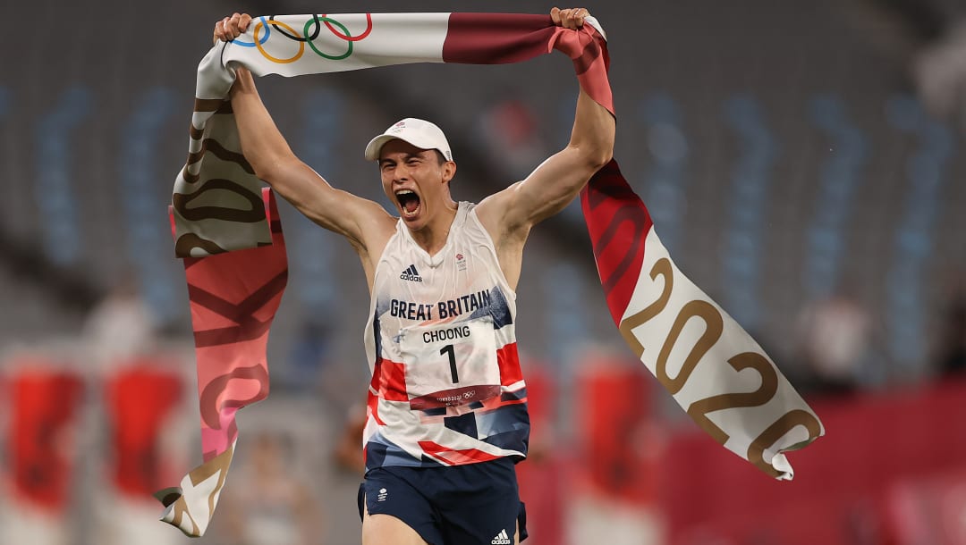 CHOFU, JAPÓN - 7 DE AGOSTO: Joseph Choong del equipo de Gran Bretaña celebra la victoria en el Laser Run y ​​gana la medalla de oro del Pentatlón Moderno Masculino en el día quince de los Juegos Olímpicos de Tokio 2020 en el Estadio de Tokio el 7 de agosto de 2021 en Chofu, Japón .  (Foto de Dan Mullan / Getty Images)