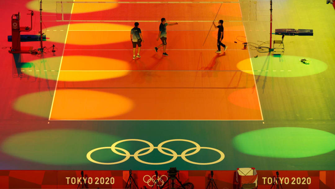 Trabajadores preparan una red de voleibol en el Ariake Arena (Imagen por Toru Hanai/Getty Images)