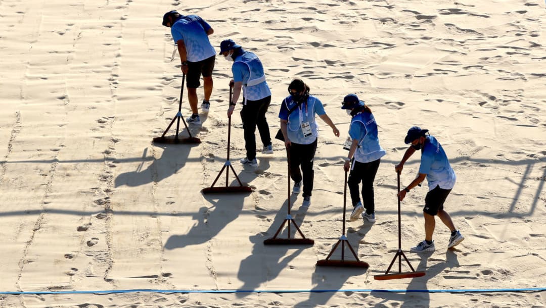 Unos trabajadores preparan la pista del voleibol playa antes de una sesión de entrenamiento en el Parque Shiokaze (Imagen por Sean M. Haffey/Getty Images)