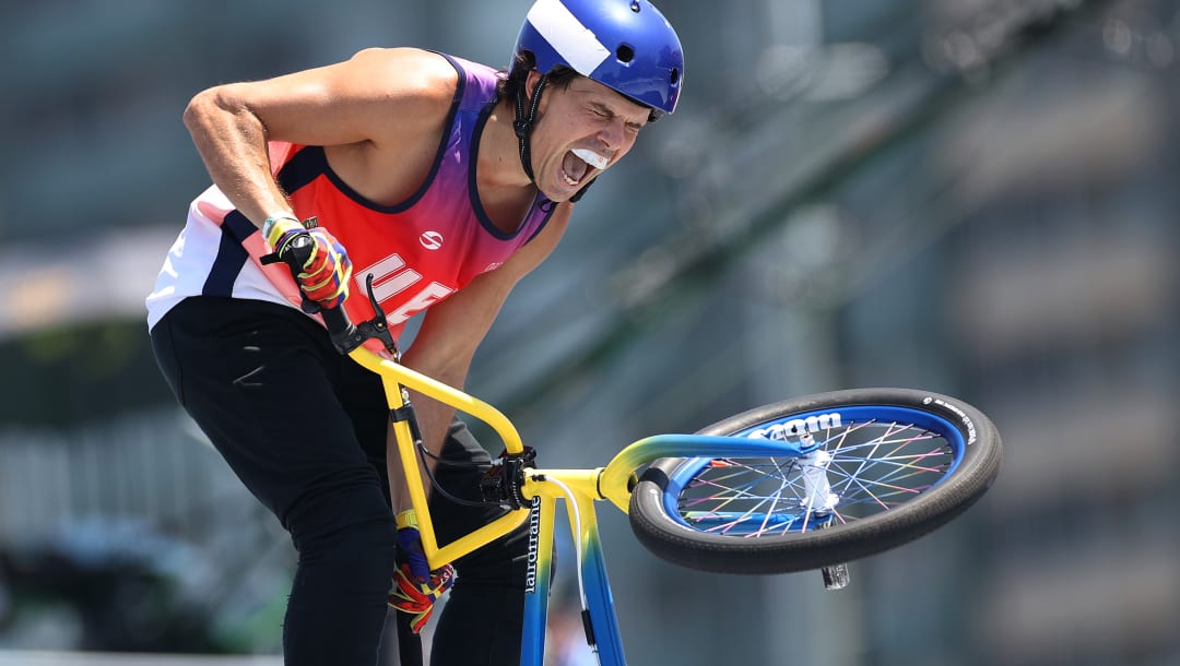 TOKIO, JAPÓN - 1 DE AGOSTO: Daniel Dhers del equipo de Venezuela celebra después de su primera carrera durante la final masculina del BMX Freestyle en el día nueve de los Juegos Olímpicos de Tokio 2020 en Ariake Urban Sports Park el 1 de agosto de 2021 en Tokio, Japón.  (Foto de Ezra Shaw / Getty Images)