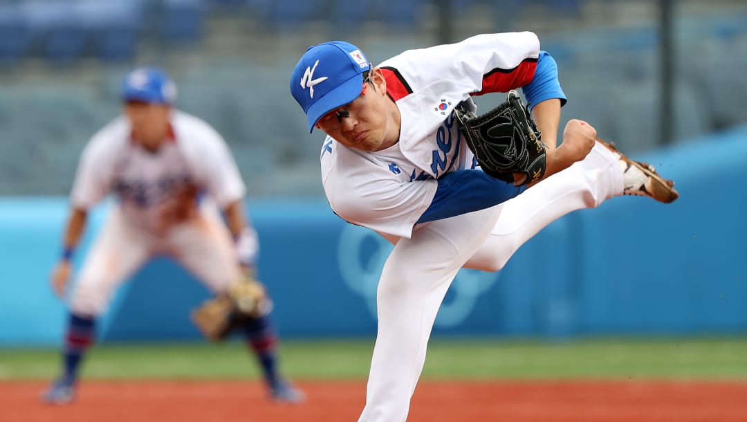 YOKOHAMA, JAPÓN - 07 DE AGOSTO: El lanzador Sewoong Park # 32 del equipo República de Corea lanza en la quinta entrada contra el equipo República Dominicana durante el juego por la medalla de bronce entre República Dominicana y República de Corea en el día quince de los Juegos Olímpicos de Tokio 2020 en Yokohama Baseball Estadio el 07 de agosto de 2021 en Yokohama, Kanagawa, Japón.  (Foto de Yuichi Masuda / Getty Images)