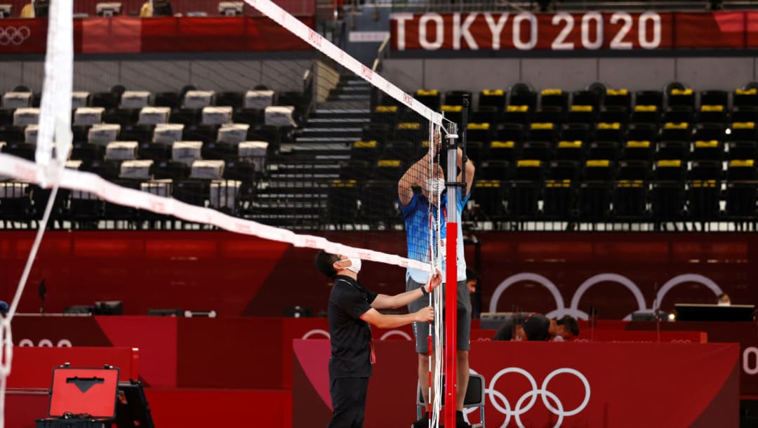 Trabajadores preparan una red de voleibol en el Ariake Arena (Imagen por Toru Hanai/Getty Images)