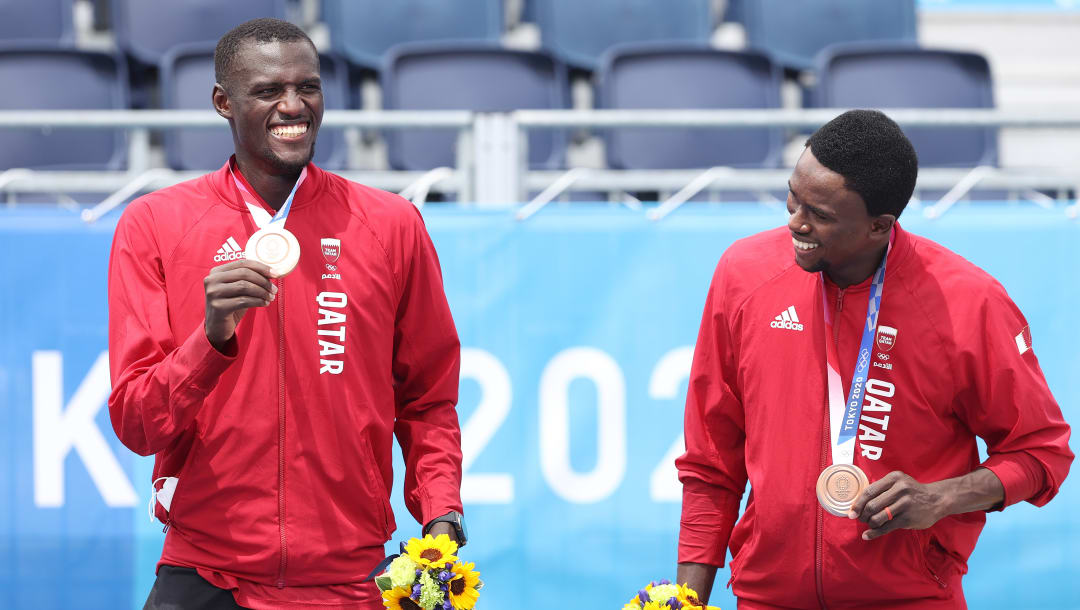 TOKIO, JAPÓN - 7 DE AGOSTO: Los medallistas de bronce Cherif Younousse y Ahmed Tijan del equipo Qatar posan durante la ceremonia de entrega de medallas para el voleibol de playa masculino en el día quince de los Juegos Olímpicos de Tokio 2020 en el Parque Shiokaze el 7 de agosto de 2021 en Tokio, Japón.  (Foto de Elsa / Getty Images)