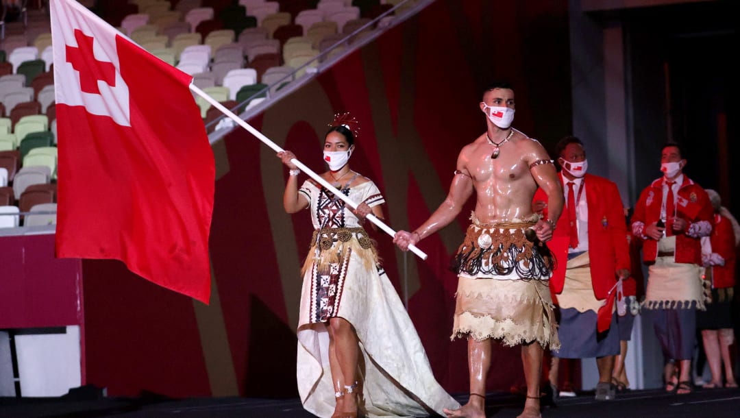 Los abanderados de Tonga, Malia Paseka y Pita Taufatofua, lideran a su equipo durante la Ceremonia de Apertura de los Juegos Olímpicos de Tokio 2020. (Imagen por Hannah McKay - Pool/Getty Images)