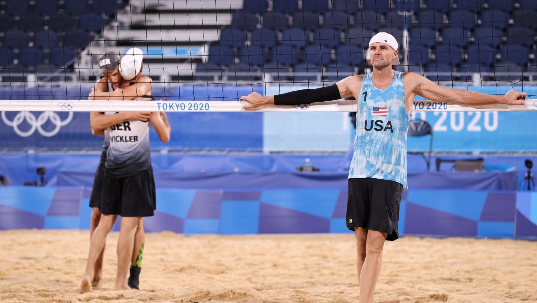 TOKIO, JAPÓN - 02 DE AGOSTO: Jacob Gibb # 1 del Equipo de Estados Unidos reacciona después de ser derrotado por Julius Thole # 1 y Clemens Wickler # 2 del Equipo de Alemania en su Ronda de 16 de voleibol de playa masculino en el día diez de los Juegos Olímpicos de Tokio 2020 en Shiokaze Park el 02 de agosto de 2021 en Tokio, Japón.  (Foto de Harry How / Getty Images)