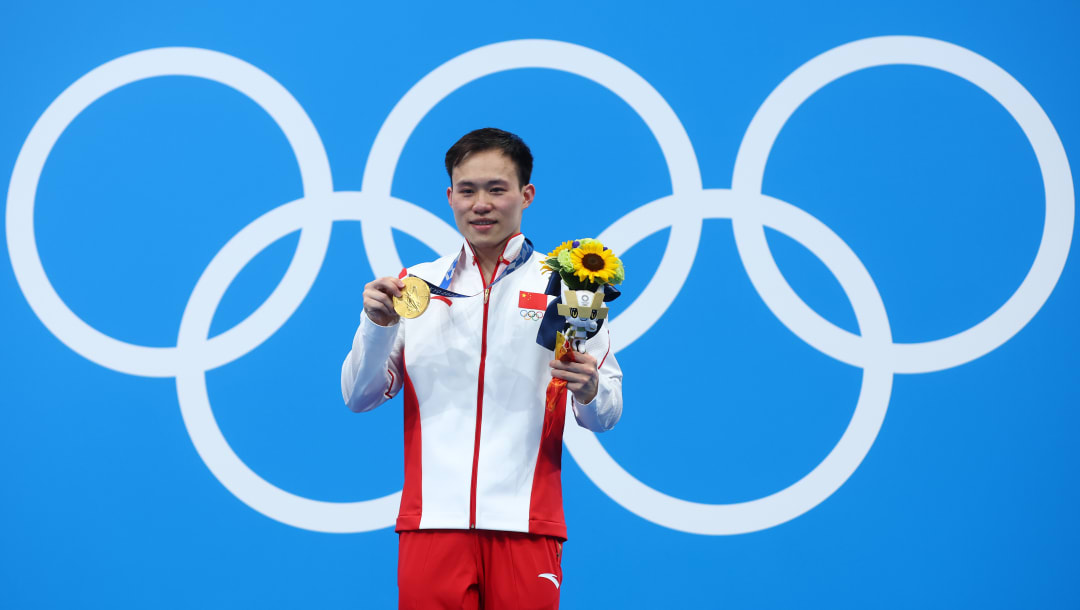 TOKIO, JAPÓN - 03 DE AGOSTO: El medallista de oro Xie Siyi del equipo de China posa durante la ceremonia de entrega de medallas para la final de trampolín de 3 metros masculino el día once de los Juegos Olímpicos de Tokio 2020 en el Centro Acuático de Tokio el 3 de agosto de 2021 en Tokio, Japón.  (Foto de Clive Rose / Getty Images)