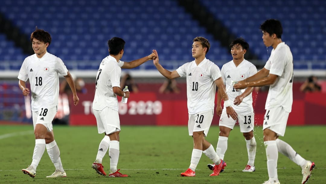 YOKOHAMA, JAPÓN - 28 DE JULIO: Takefusa Kubo # 7 del Team Japan celebra con su compañero de equipo Ritsu Doan # 10 después de anotar el primer gol de su equipo durante el partido del Grupo A masculino entre Francia y Japón en el quinto día de los Juegos Olímpicos de Tokio 2020 en el Estadio Internacional de Yokohama el 28 de julio de 2021 en Yokohama, Kanagawa, Japón.  (Foto de Francois Nel / Getty Images)